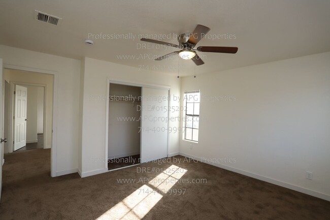 Building Photo - Newly Renovated 4 bedroom + 2 1/2 bathroom...