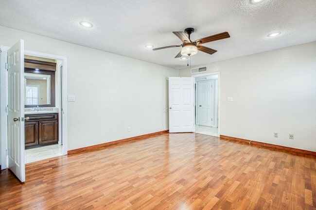 Building Photo - Beautiful House with 4 bed - 2 baths - office & covered big Jacuzzi