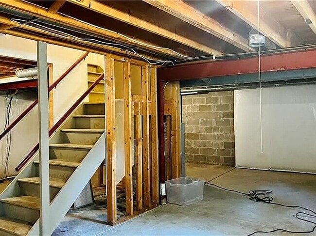 Building Photo - 441 Ayrault Rd