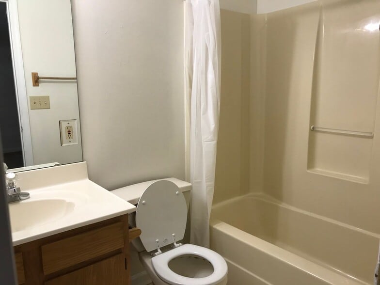 Building Photo - 304 Oriole Dr