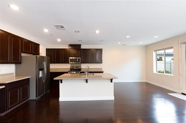 Building Photo - Beautifully Maintained 3 Bed, 2.5 Bath Home in Prime RiverPark Location