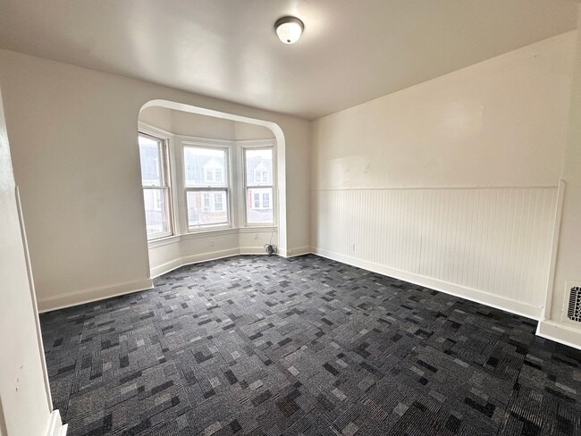 Building Photo - 4 Bedroom 1 Bathroom w/Garage in York City!