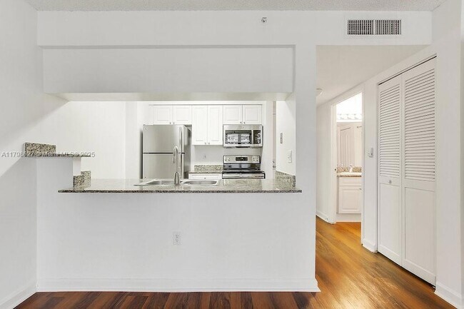 Building Photo - 1756 N Bayshore Dr