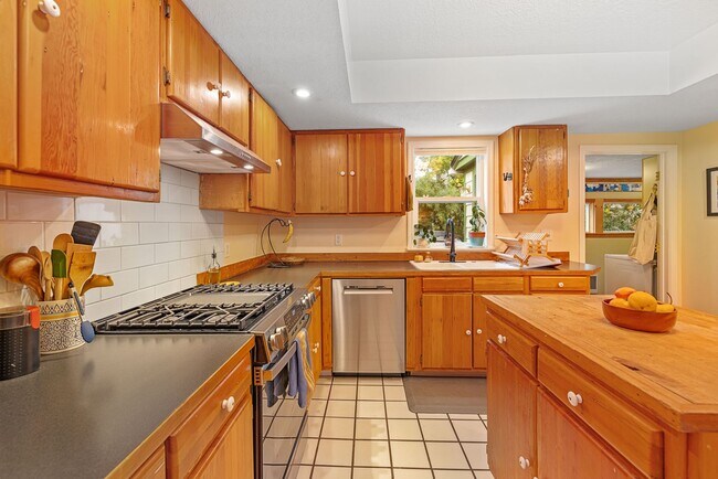 Building Photo - Fully Furnished Northside Bungalow Available for Month of August, 2026