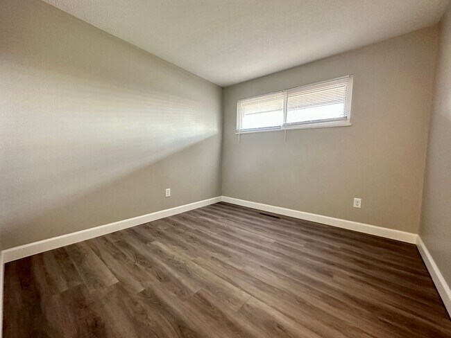 Building Photo - 401 Orangewood Dr