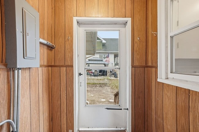 Building Photo - Spacious 3 Bedroom 1 Bath home in the Perry District!