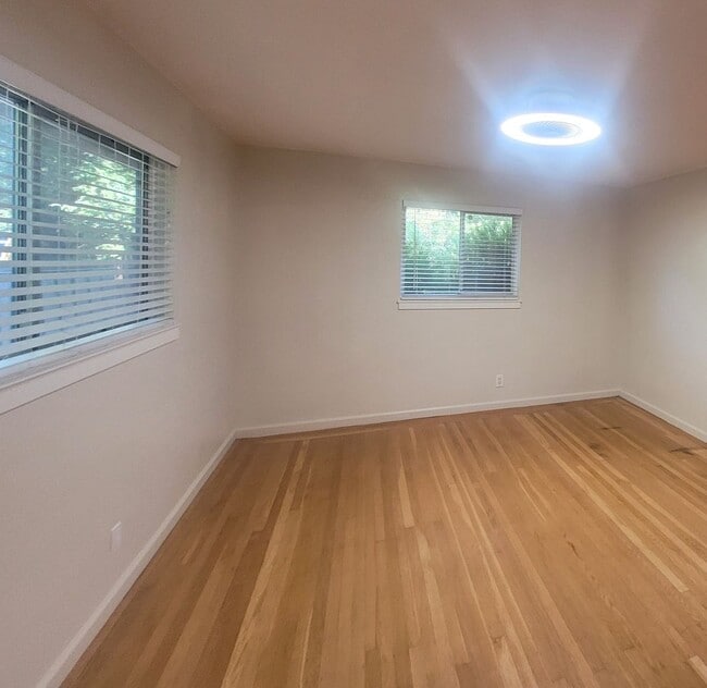 Building Photo - 3 bedroom home close to Land Park