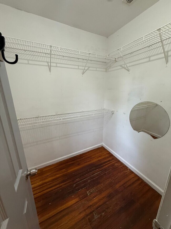 Building Photo - 4 Bed 2 Bath House with Bonus Room and Fen...