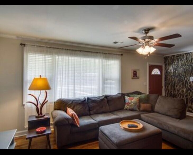 Building Photo - 721 W Sherwood Dr