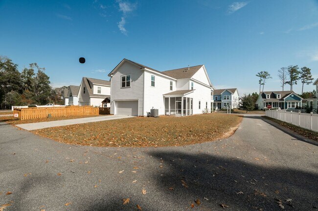 Building Photo - Cozy Living in The Ponds