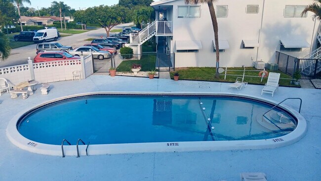 Building Photo - 2000 NE 51st Ct