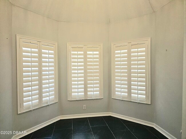 Building Photo - 6 Oak Village Dr