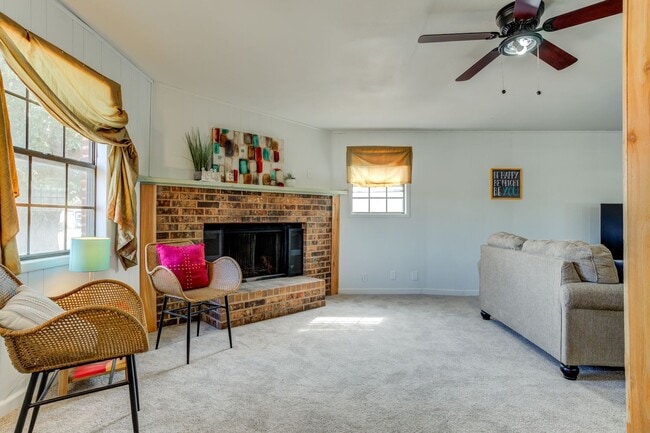 Building Photo - Chic 3 Bedroom in Caprock