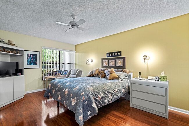 Building Photo - 5153 Oakhill Ln