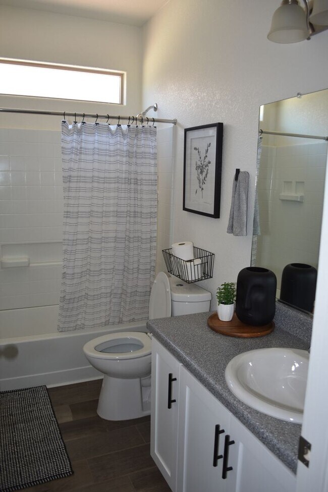 Building Photo - Newer 2021 Beautiful home in gated communi...