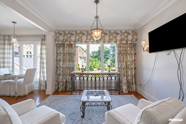 Building Photo - Stunning 4BR Townhome in Paces West Community