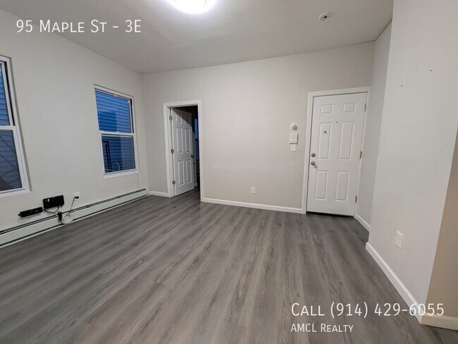 Building Photo - 95 Maple St