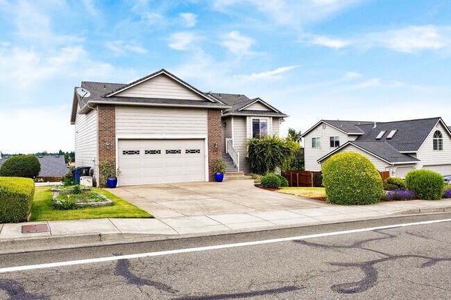 Building Photo - Spacious 4 bed, 3 bath home with sprawling...