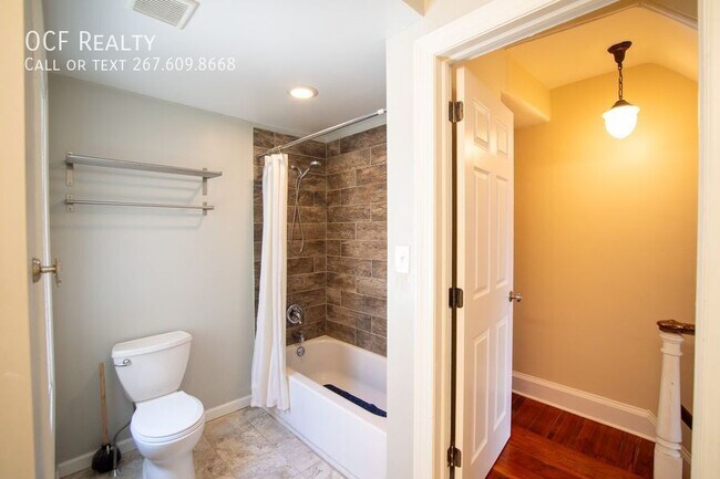 Building Photo - 2211 Bainbridge St