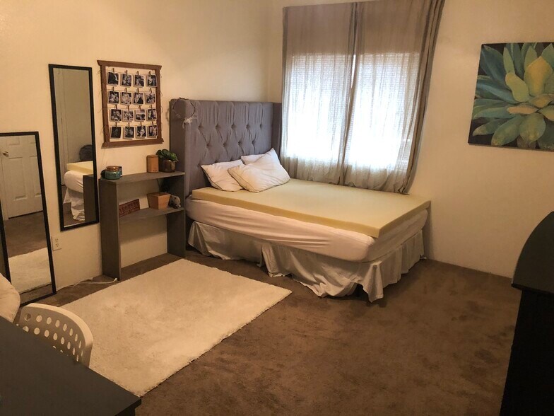 Large Bedrooms - 1433 E Elm St