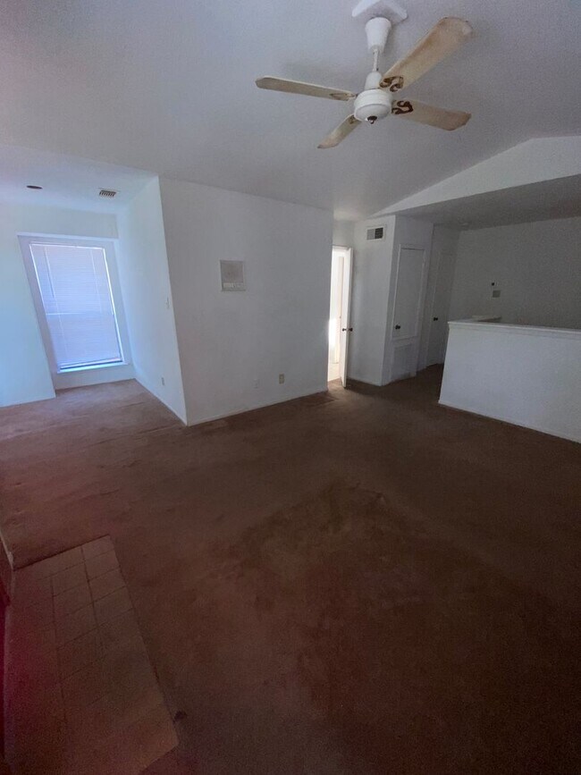 Building Photo - 1 bed 1.5 bath Apply now! $200 Move in Spe...