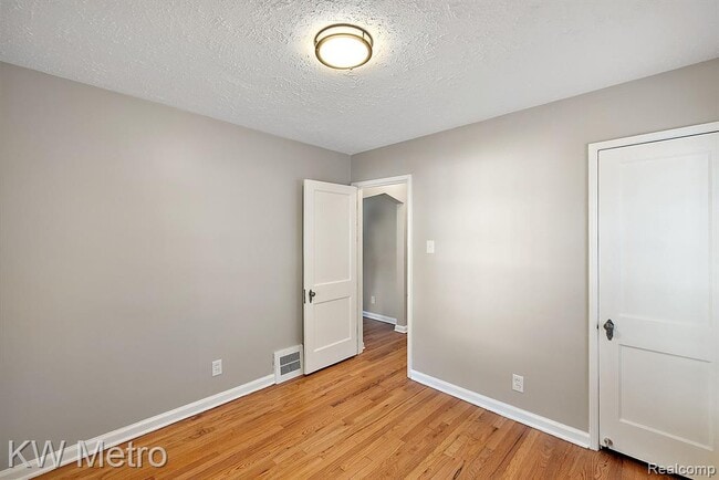 Building Photo - 531 Albany St