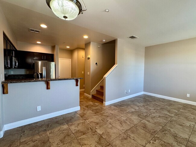 Building Photo - 3 Bed 2.5 Bath plus extra room Townhouse Style Condo / Attached 2 Car Garage