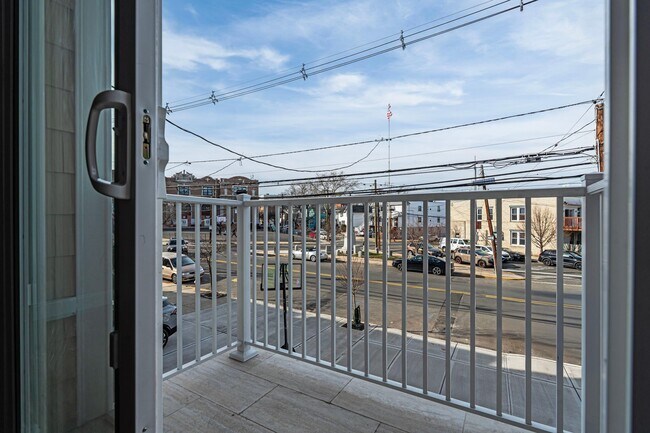 Building Photo - 40 E 5th St