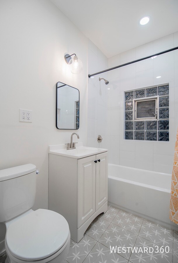 Building Photo - 4037 N Hamlin Ave