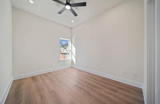 Building Photo - 236 E 39th St