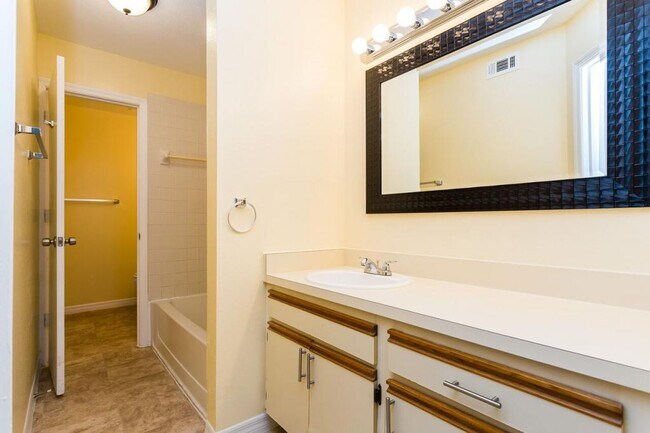Building Photo - 441 Fountainhead Cir