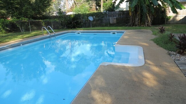 Building Photo - Pool Home in Killearn Acres