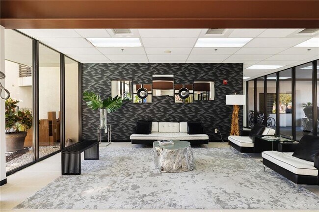 Building Photo - 26 Travis St