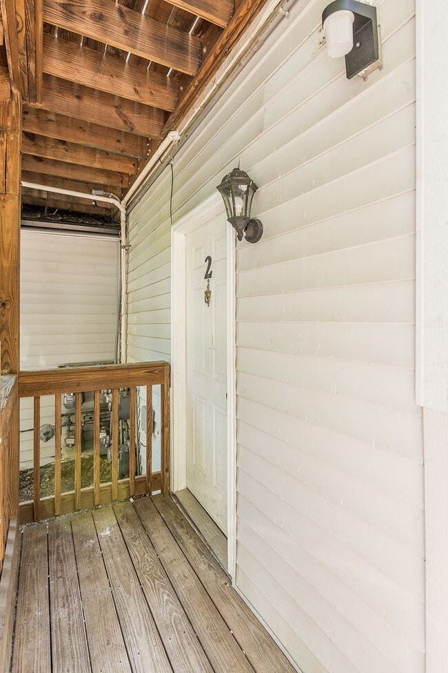 Building Photo - Beautifully FULLY RENOVATED 2 Bdr 1 bath i...