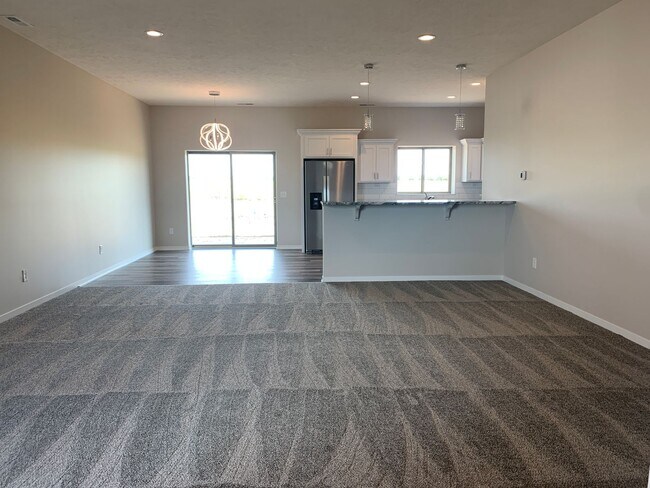 Building Photo - Spacious 2-Story with 3 bedrooms/2.5 bathrooms