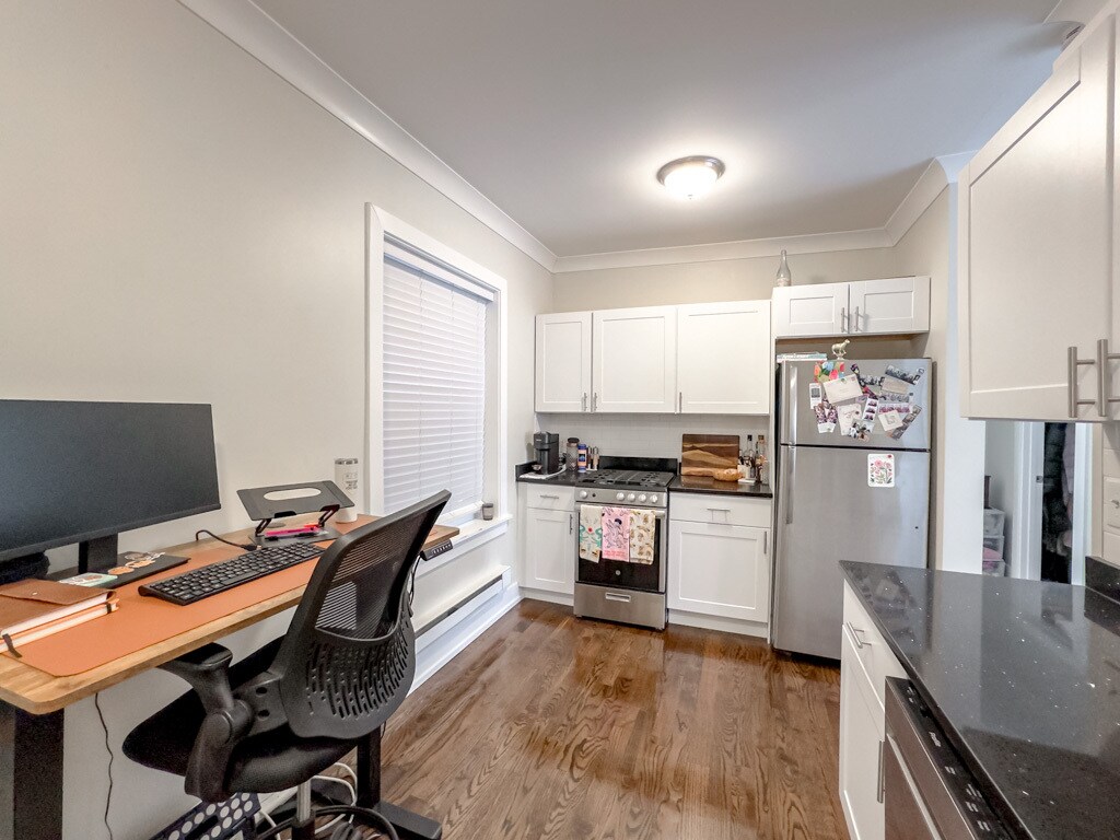 Building Photo - 648 W Roscoe St