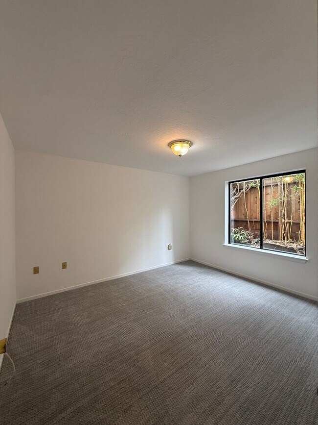 Building Photo - 462 21st Ave