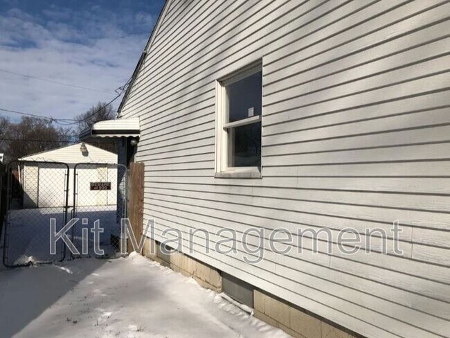 Building Photo - 536 W Poinsetta Ave