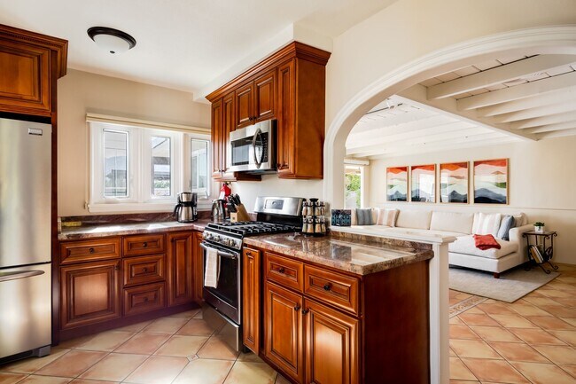 Building Photo - Movie Colony Oasis - Peaceful, Walk to Downtown (Monthly Only - No Long Term)