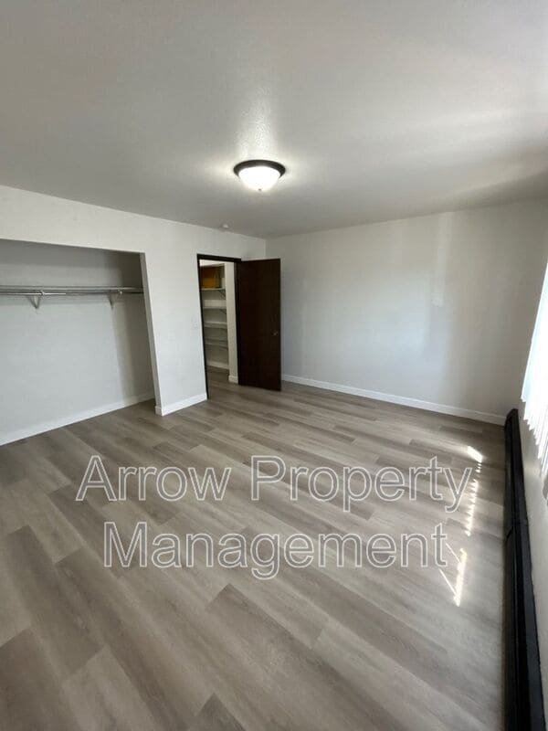 Building Photo - 215 E Arbor Ave