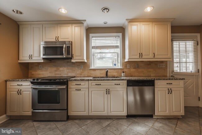 Building Photo - 23 Sunset Rd