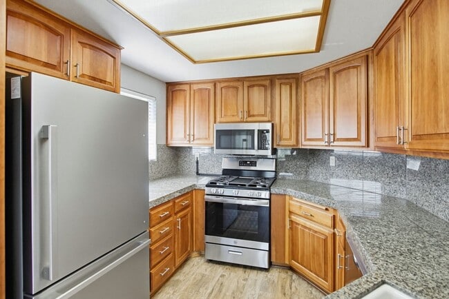 Building Photo - Beautifully Maintained 2 Bed / 2 Bath Home in Gated West Village Community