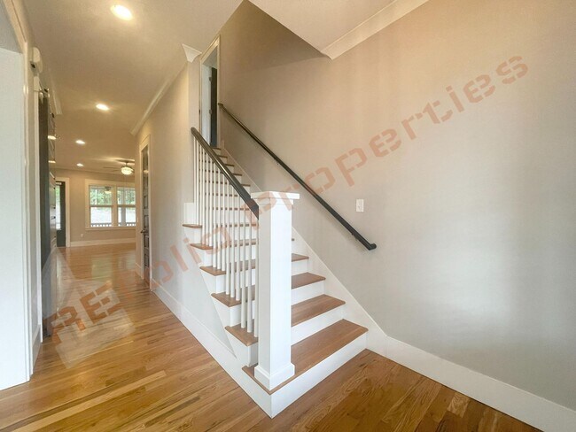 Building Photo - 413 Ancient Oaks Dr