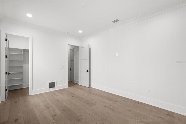 Building Photo - 5024 W Dickens Ave