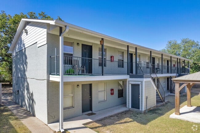 Well-Maintained Apartment Community - Sandalwood Gardens