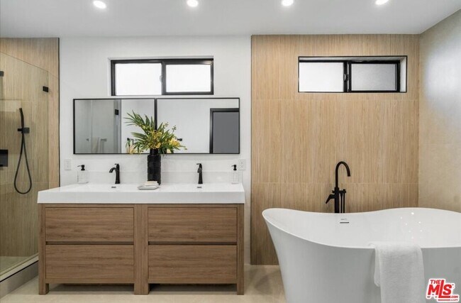 Building Photo - 3873 Royal Woods Dr