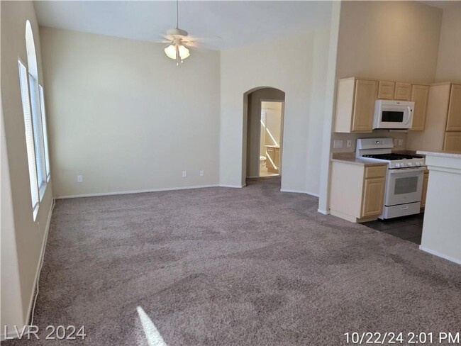 Building Photo - FANTASTIC SE TOWNHOME IN GATED COMMUNITY!!