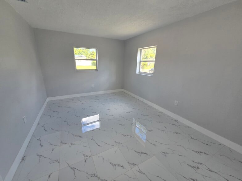 Building Photo - 1320 NE 211th Ter