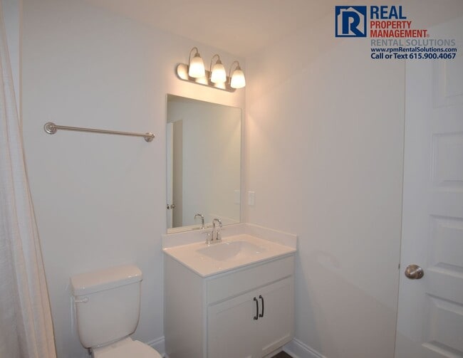 Building Photo - Gorgeous 4 bd home with attached garage! Neighborhood Pool!
