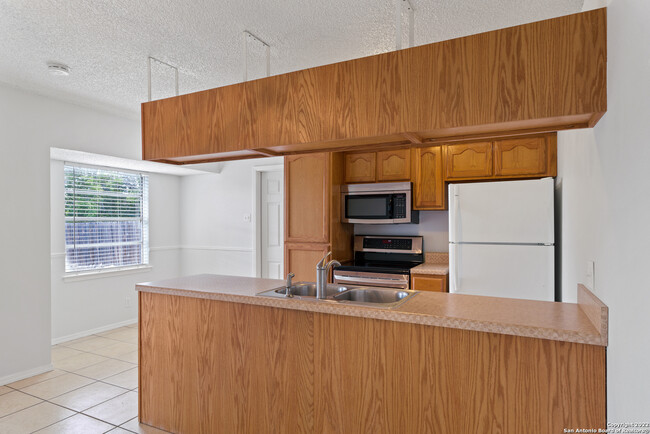 Building Photo - 4851 Castle Arms Dr
